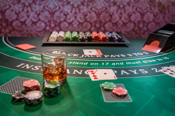 The Ultimate Guide to Live Blackjack: Bringing the Casino Floor to Your Screen